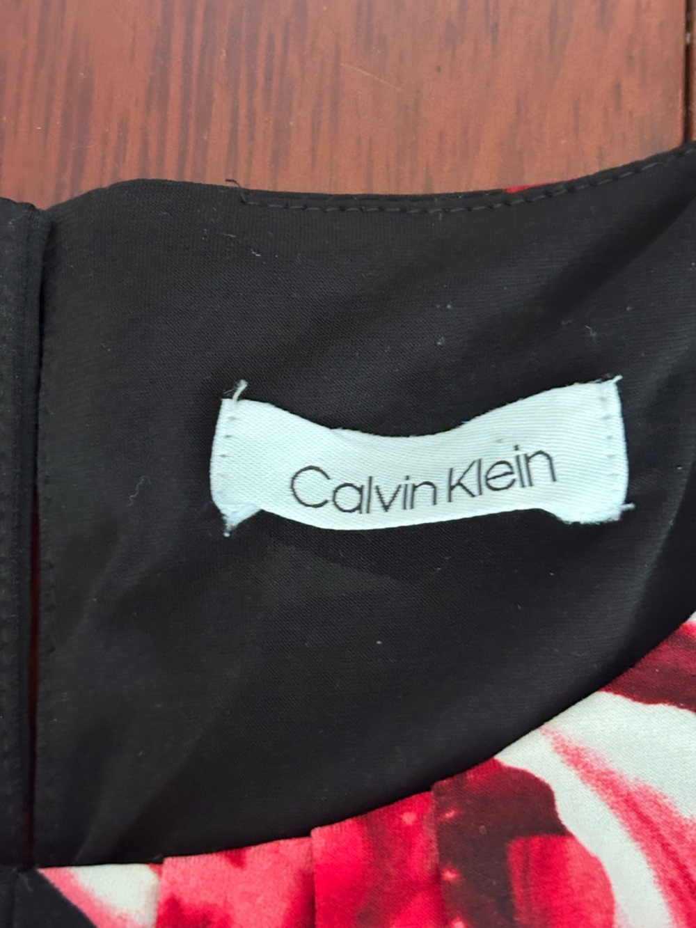 Calvin Klein Black Blouse with Bold Red Floral Print Pleats Tropical Sleeveless - Picture 5 of 10